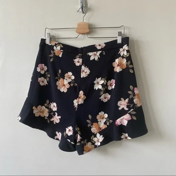 DYNAMITE-HIGH Rise Ruffle Hem Floral Shorts (Size:Large) - Picture 6 of 10